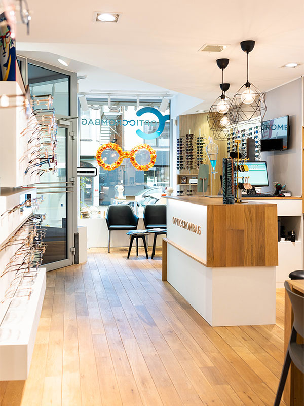 Une photo lumineuse et chaleureuse de l'intérieur de la boutique Optic Crombag